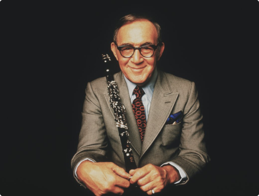 Foto de Benny Goodman em um fundo preto segurando um Clarinete