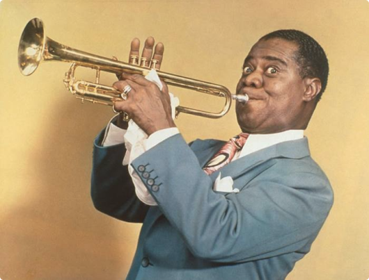 Foto de Louis Armstrong tocando trompete