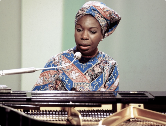 Foto de Nina Simone cantando uma de suas musicas