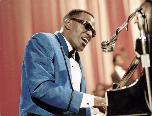 Foto de Ray Charles em um de seus shows, tocando piano